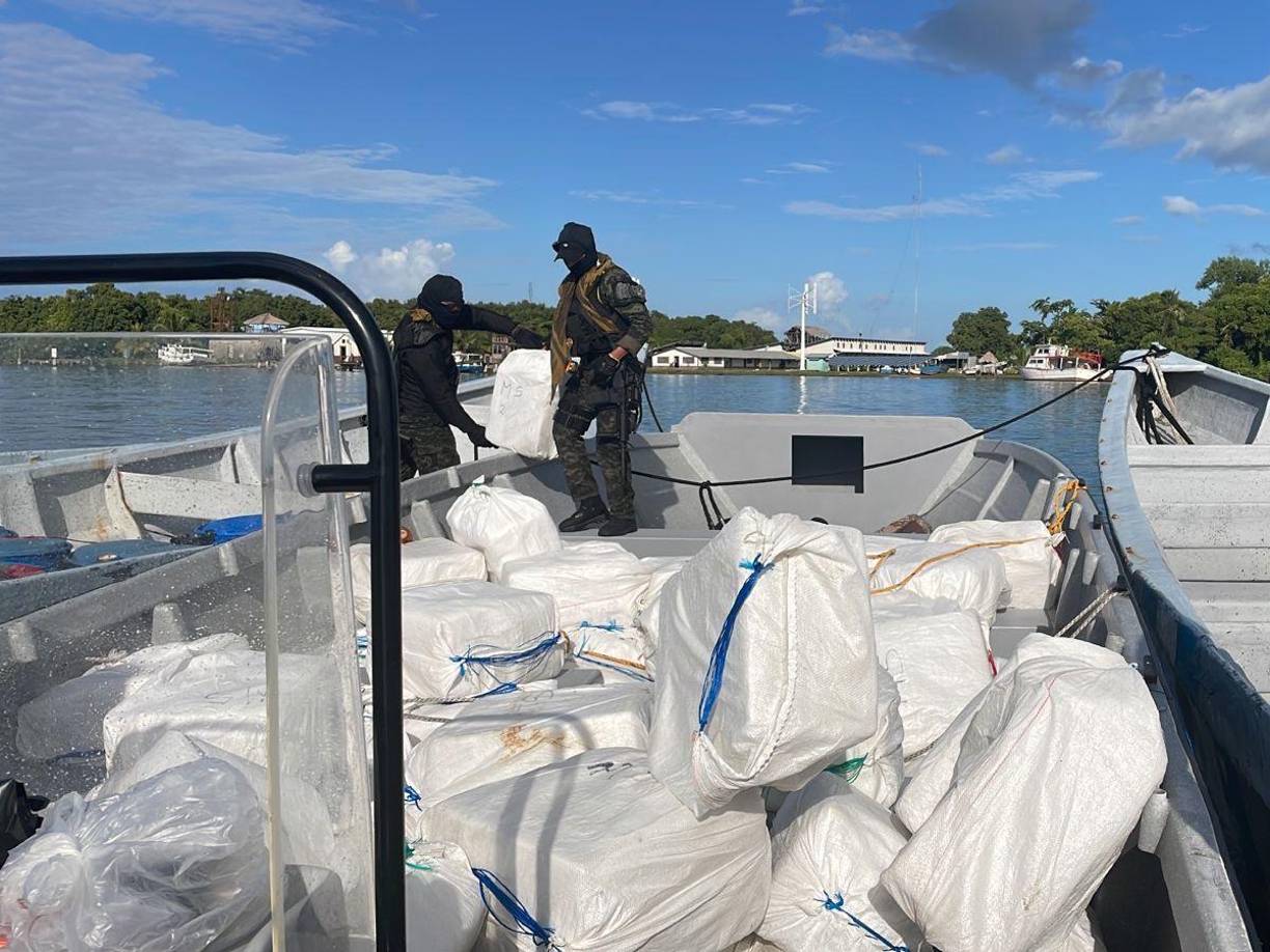 “Nuestra Fuerza Naval acaba de realizar incautación de cocaína, a dos millas náuticas de Gracias a Dios. Interceptaron una embarcación menor (Go Fast), que transportaba aproximadamente 1800 kg de cocaína, valorados en más de 14 millones de dólares”, indicó en principio el ministro hondureño de Defensa, José Manuel Zelaya, en la red social Twitter.