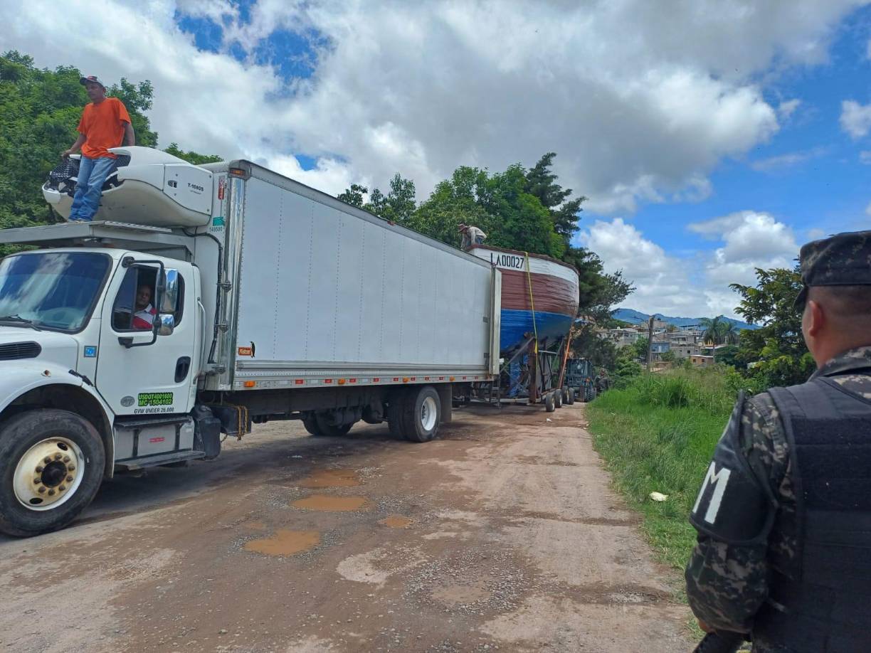 Después de cinco días causando asombro y preocupación en la colonia El Reparto de Tegucigalpa, el velero “Rosalinda” fue finalmente removido por las Fuerzas Armadas de Honduras. 