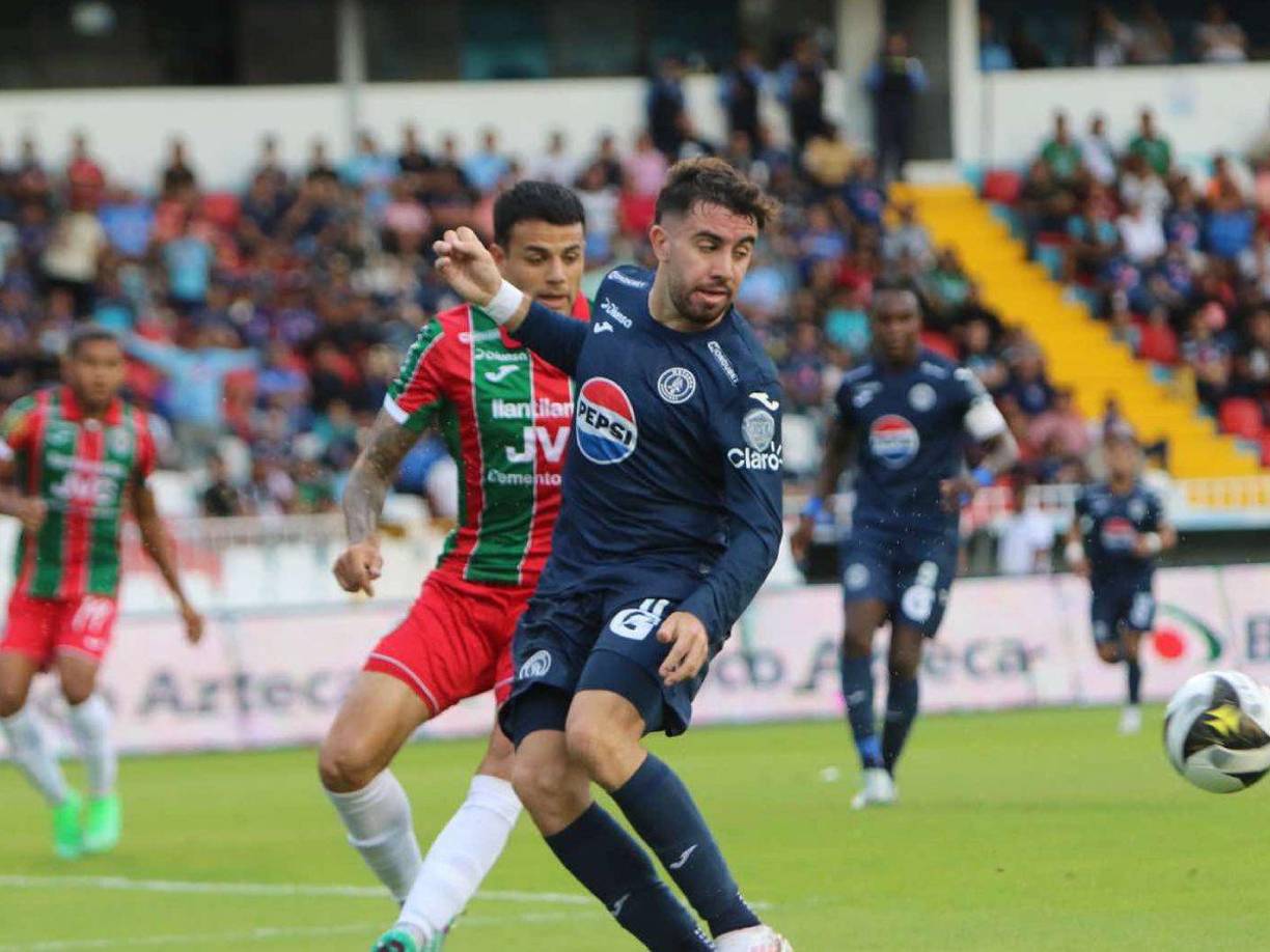 Agustín Auzmendi fue sacado del juego y un sector de la afición del Motagua lo silbó debido a su pobre nivel.