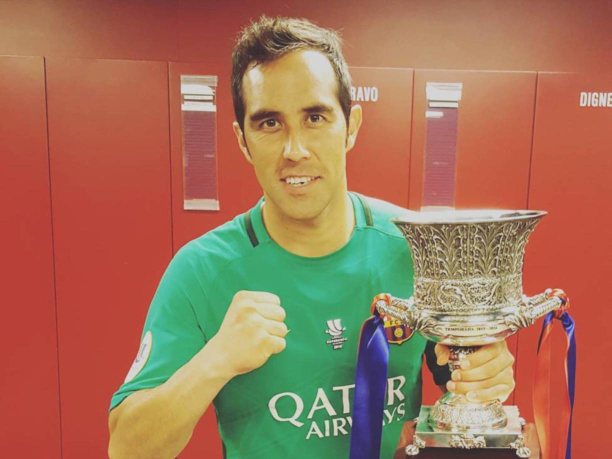 El portero chileno llegó al Barcelona en la 14-15 bajo las órdenes de Luis Enrique. Precisamente, la misma temporada en la que Ter Stegen firmó por la institución culé. Disputó 75 partidos oficiales y levantó 9 títulos: dos Ligas, tres Copas del Rey, una Champions, una Supercopa de Europa, una Supercopa de España y un Mundial de Clubs