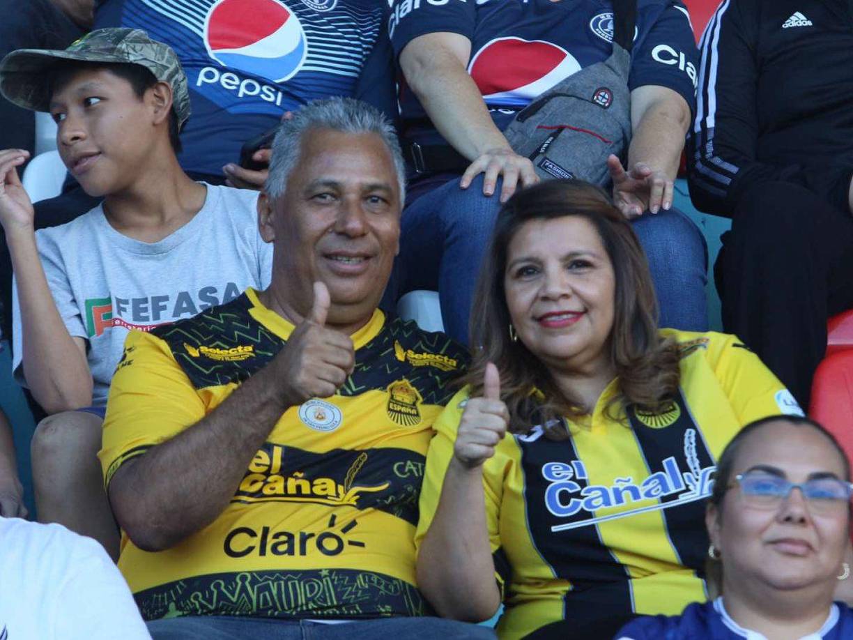 Una linda pareja llegó con la camiseta del Real España desde muy temprano.