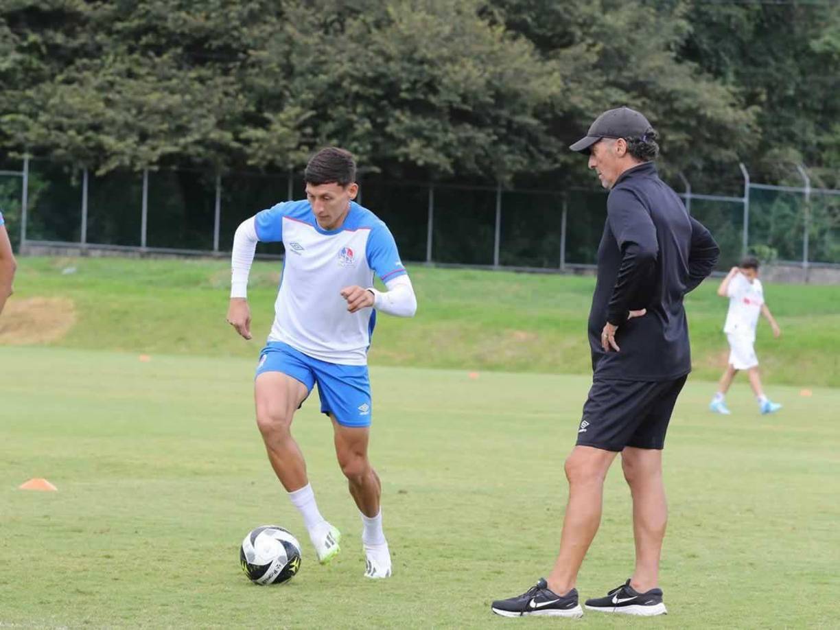 Pedro Troglio le dio mucho seguimiento y consejos al lateral Axel Jamir Maldonado, quien se vio participativo. Pero tiene pocas opciones de ver minutos este sábado.