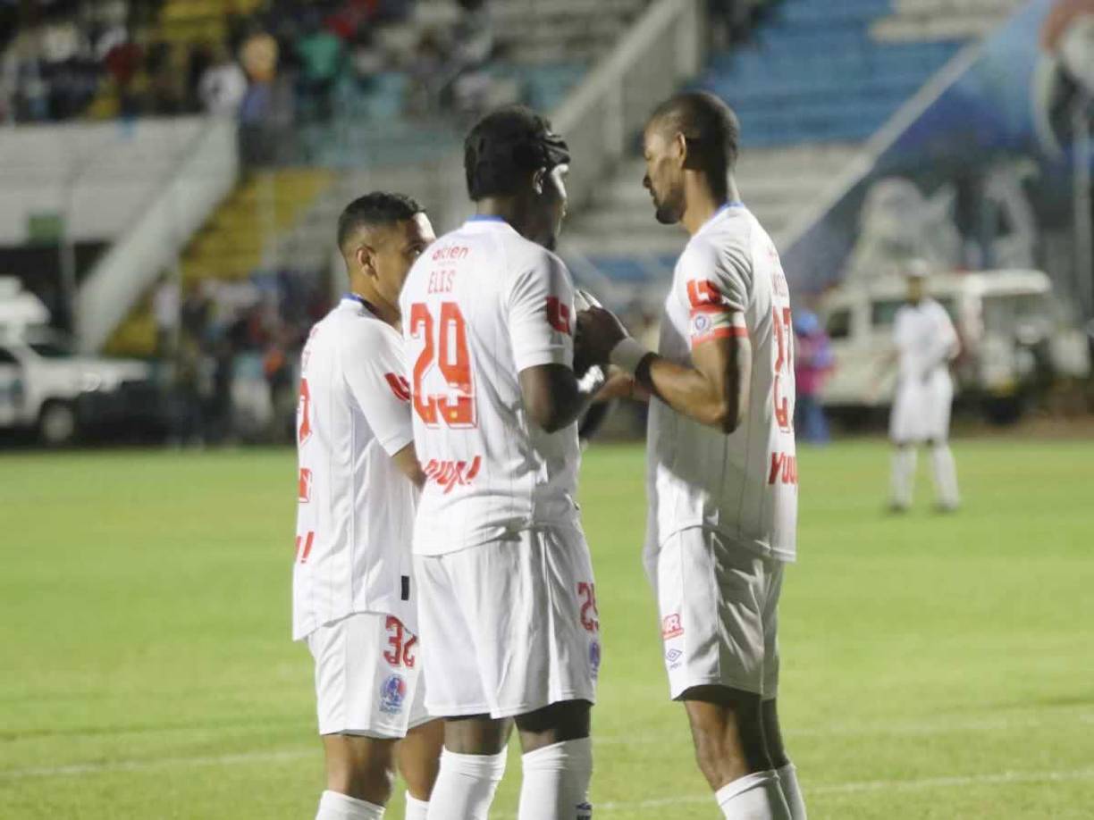 Jerry Bengtson tuvo un buen gesto con Alberth Elis. El capitán del Olimpia tomó el balón para lanzar el penal, pero finalmente se lo cedió a ‘La Panterita‘.