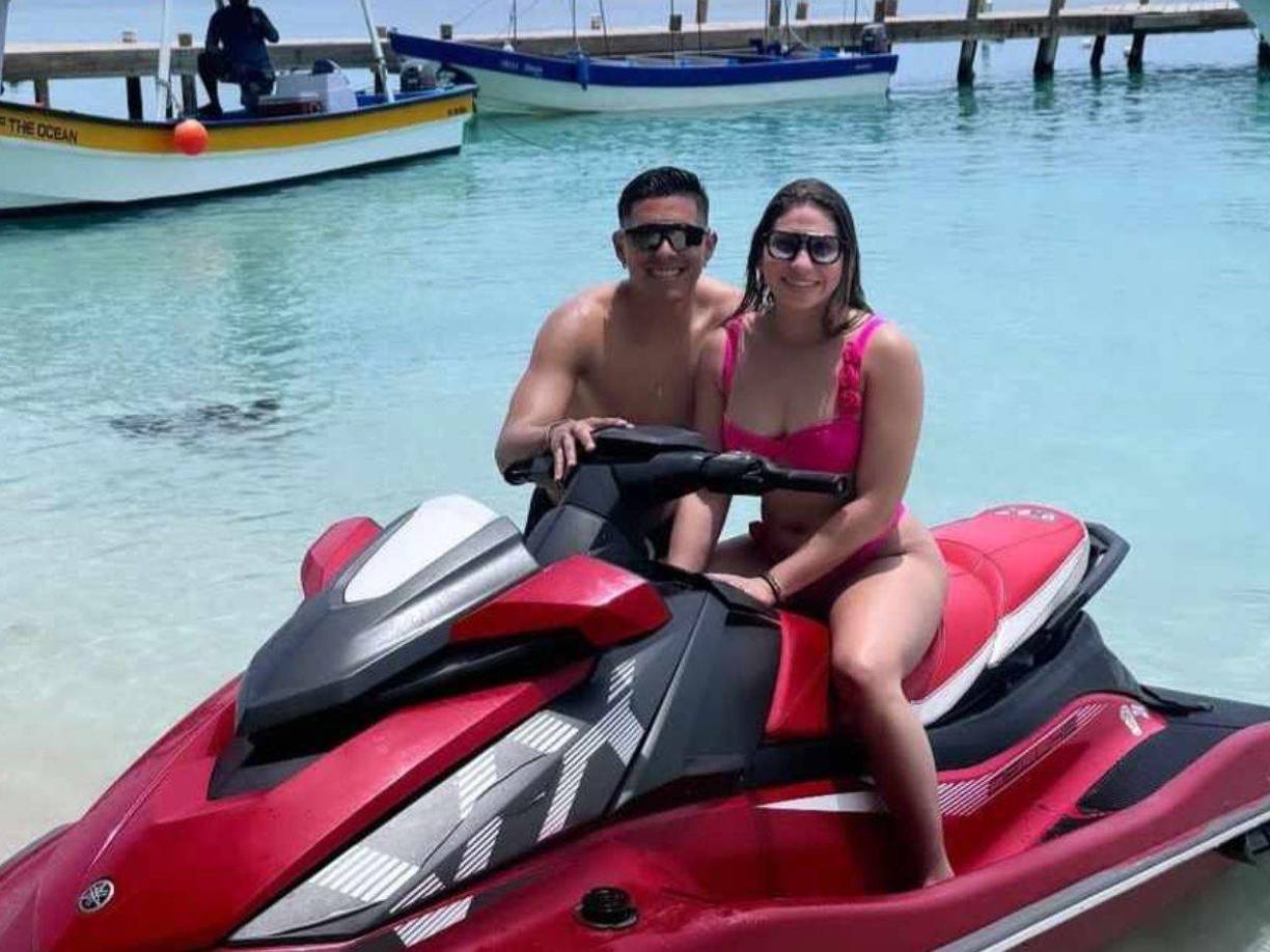 Luis Palma y su esposa Annie disfrutan de Roatán en la luna de miel.