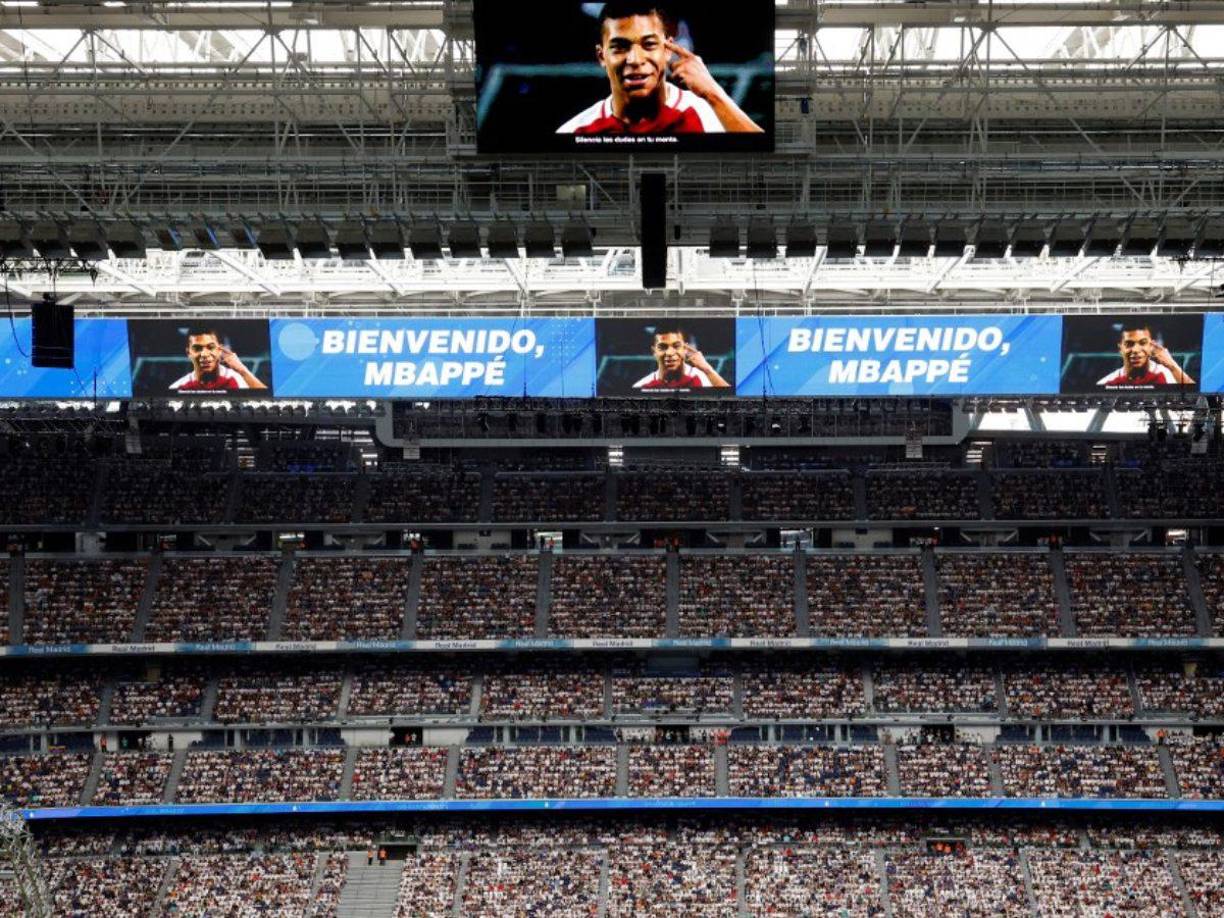 Videomarcador 360º a pleno funcionamiento con imágenes de Mbappé, pasarela y escenario principal junto a una pantalla gigante y las 15 Ligas de Campeones del conjunto blanco.
