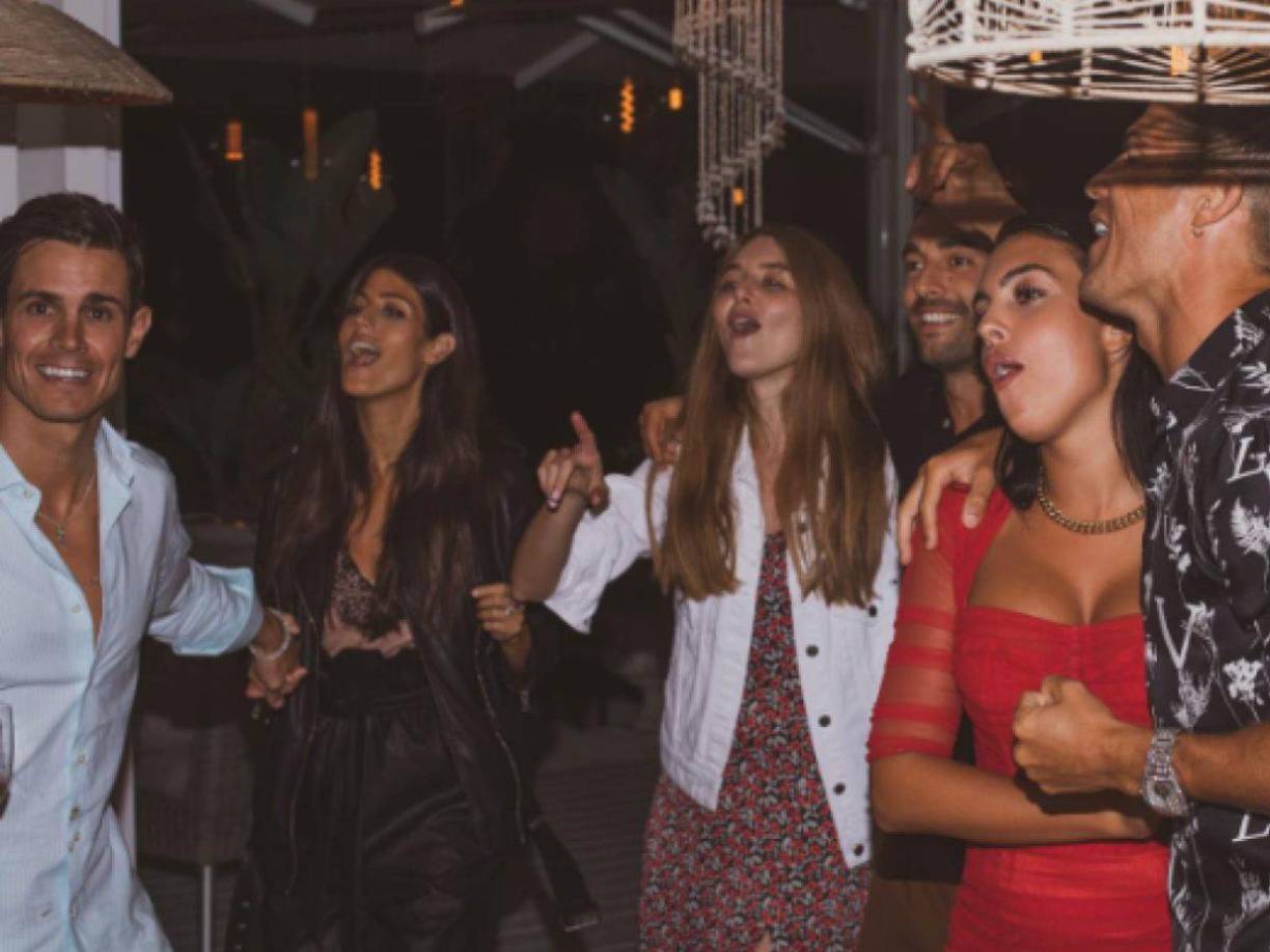 Aguirre también relata que cuando Ronaldo lo aceptó como su amigo, sus respectivas parejas también se volvieron íntimas y es por eso que suelen aparecer en las vacaciones que organiza el futbolista.