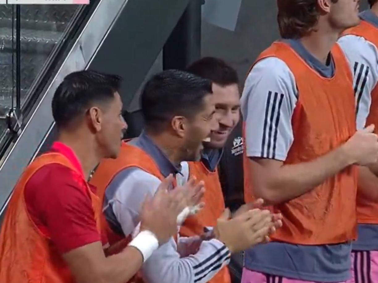 Messi reaccionó de forma alegre junto a Luis Suárez tras el gol de David Ruiz.