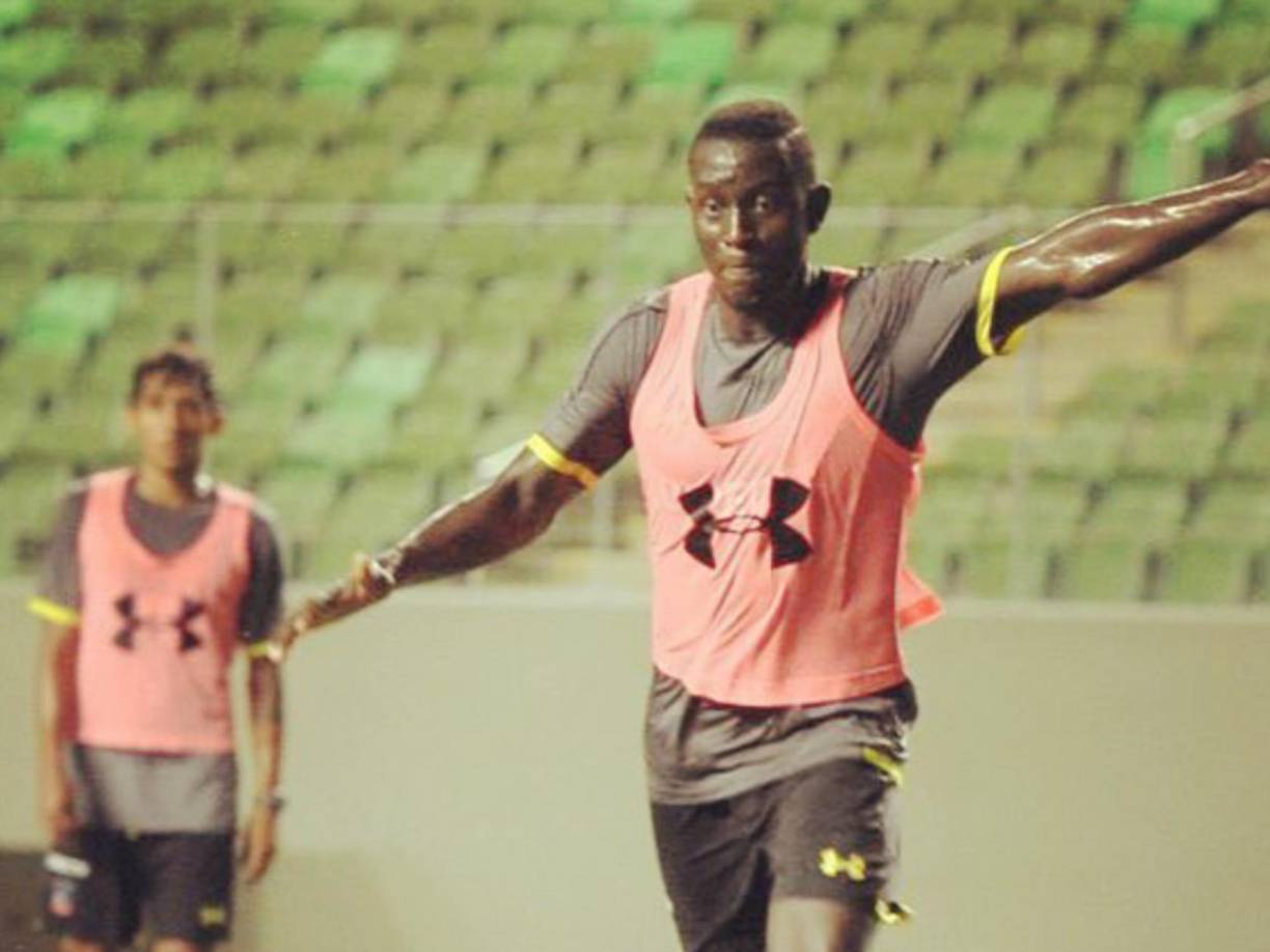 En el Colo Colo terminó su periodo de formación y cumplió el sueño de debutar en Primera División. En 2015, jugó dos partidos, ante Huachipato y Ñublense en Copa Chile.