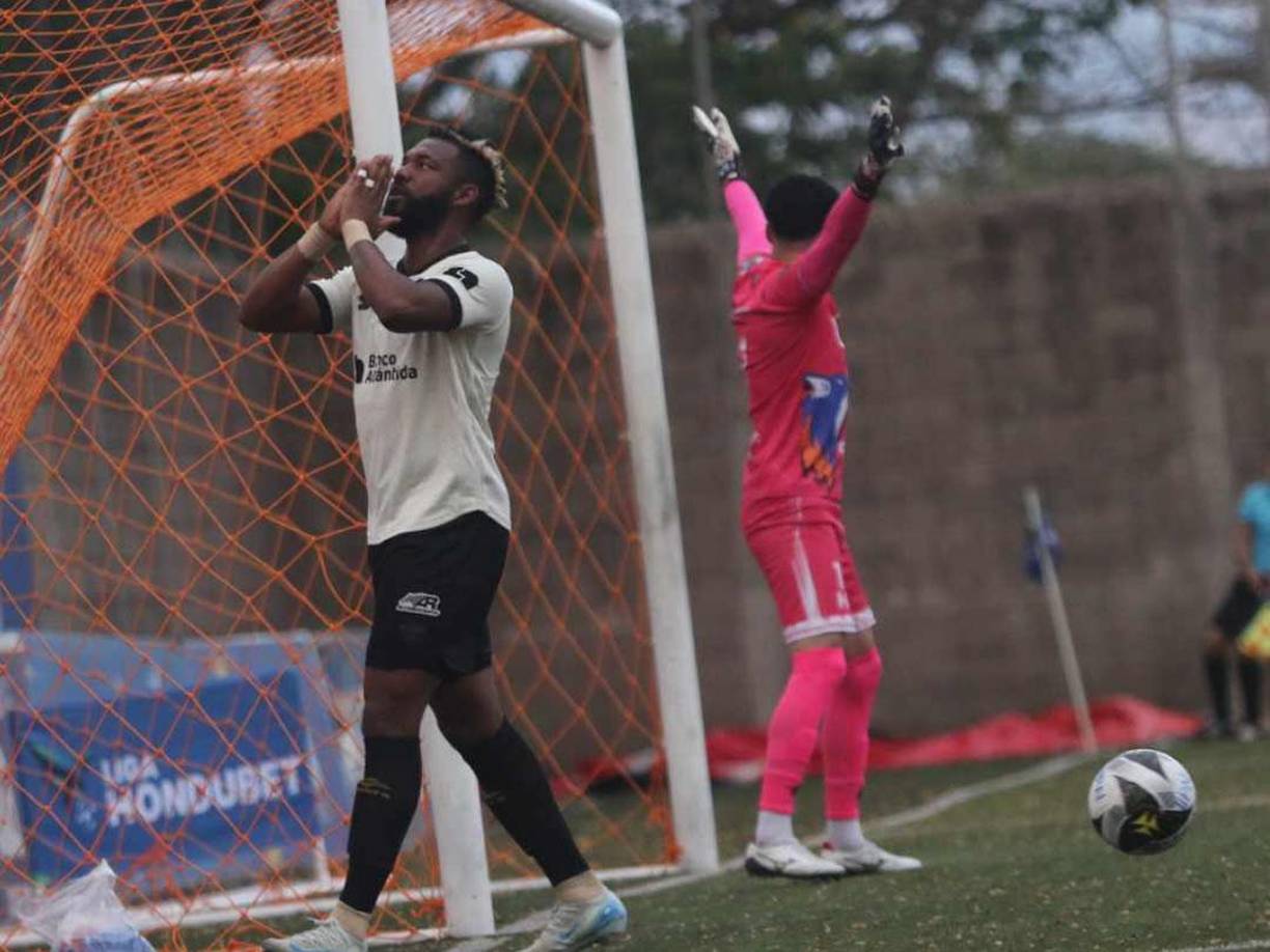 El lamento de Jorge Benguché tras el gol que falló frente a la portería de la UPN.