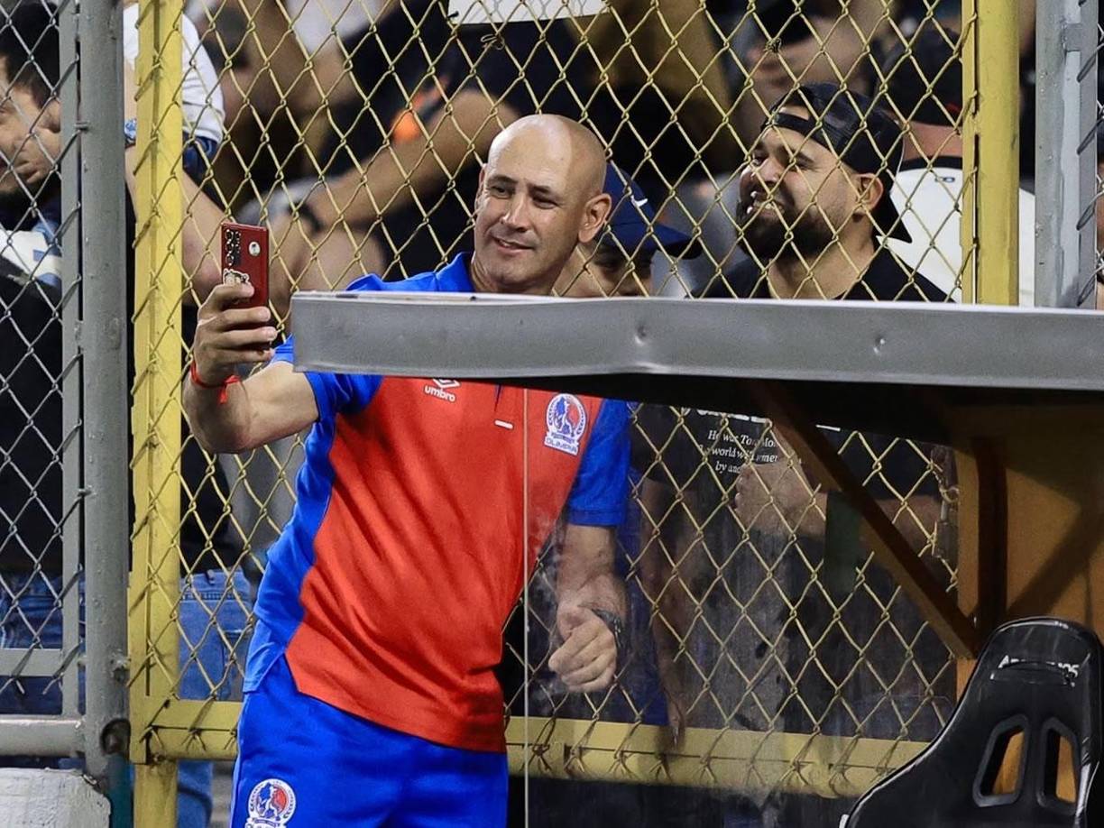 Eduardo Espinel se tomó fotos con aficionados del Olimpia antes del inicio del partido.