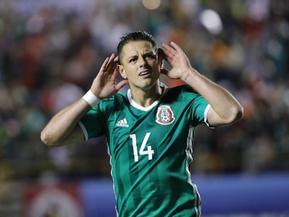 El jugador es el máximo goleador histórico de la selección mexicana con un total de 52 goles, superando a Jared Borgetti con 46 goles anotados.