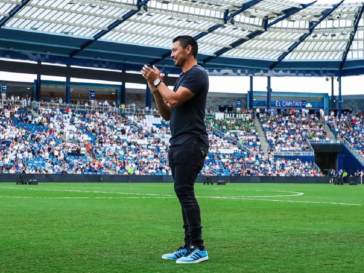 Lo’eau LaBonta y Roger Espinoza estuvieron invitados a un saque de honor por parte de los Royals Kansas City.