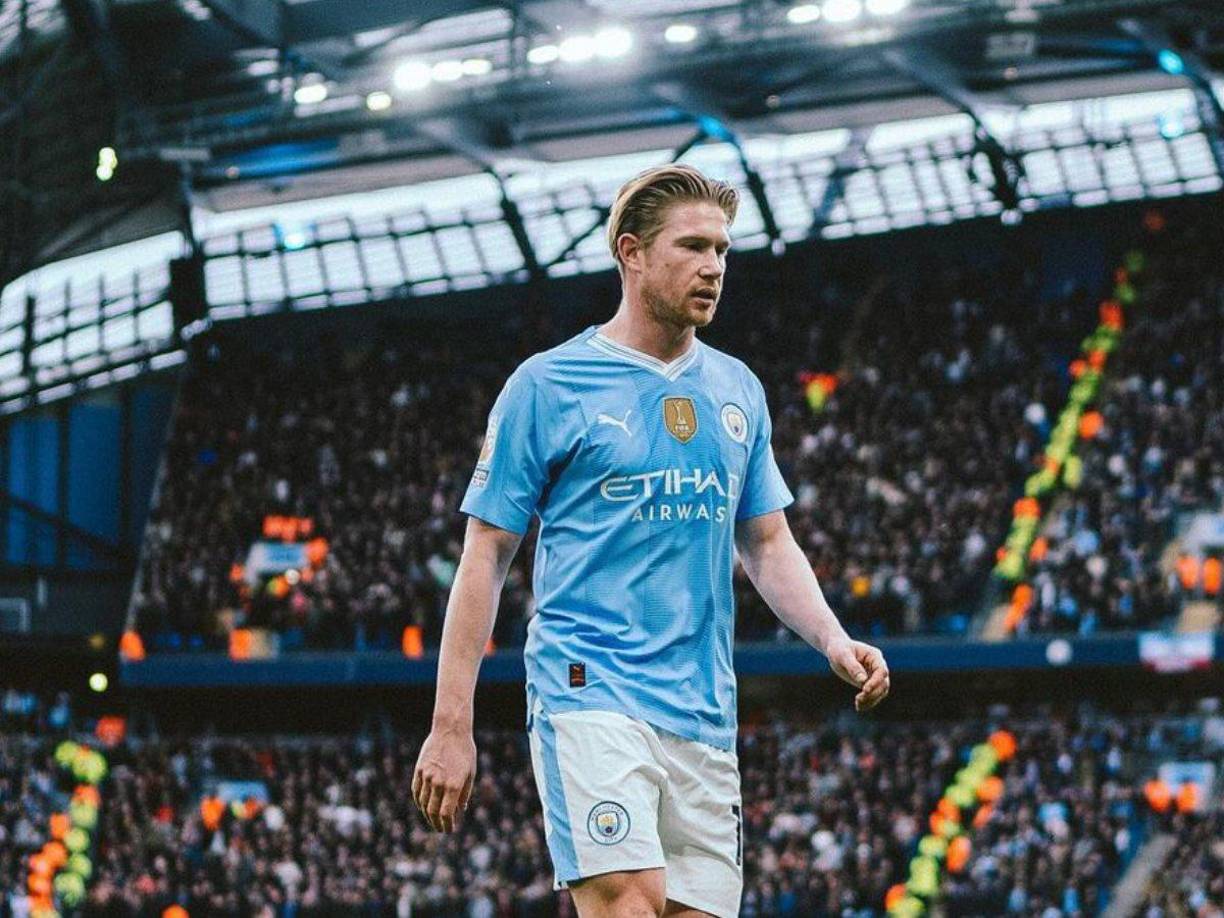 Sorpresa. Kevin De Bruyne no descartó dejar al Manchester City e irse al fútbol de Arabia Saudita: “A mi esposa le gustaría una aventura exótica. “A mi edad hay que estar abierto a todo. Estás hablando de cantidades increíbles de dinero en lo que puede ser el final de mi carrera. A veces hay que pensar en eso”, señaló.