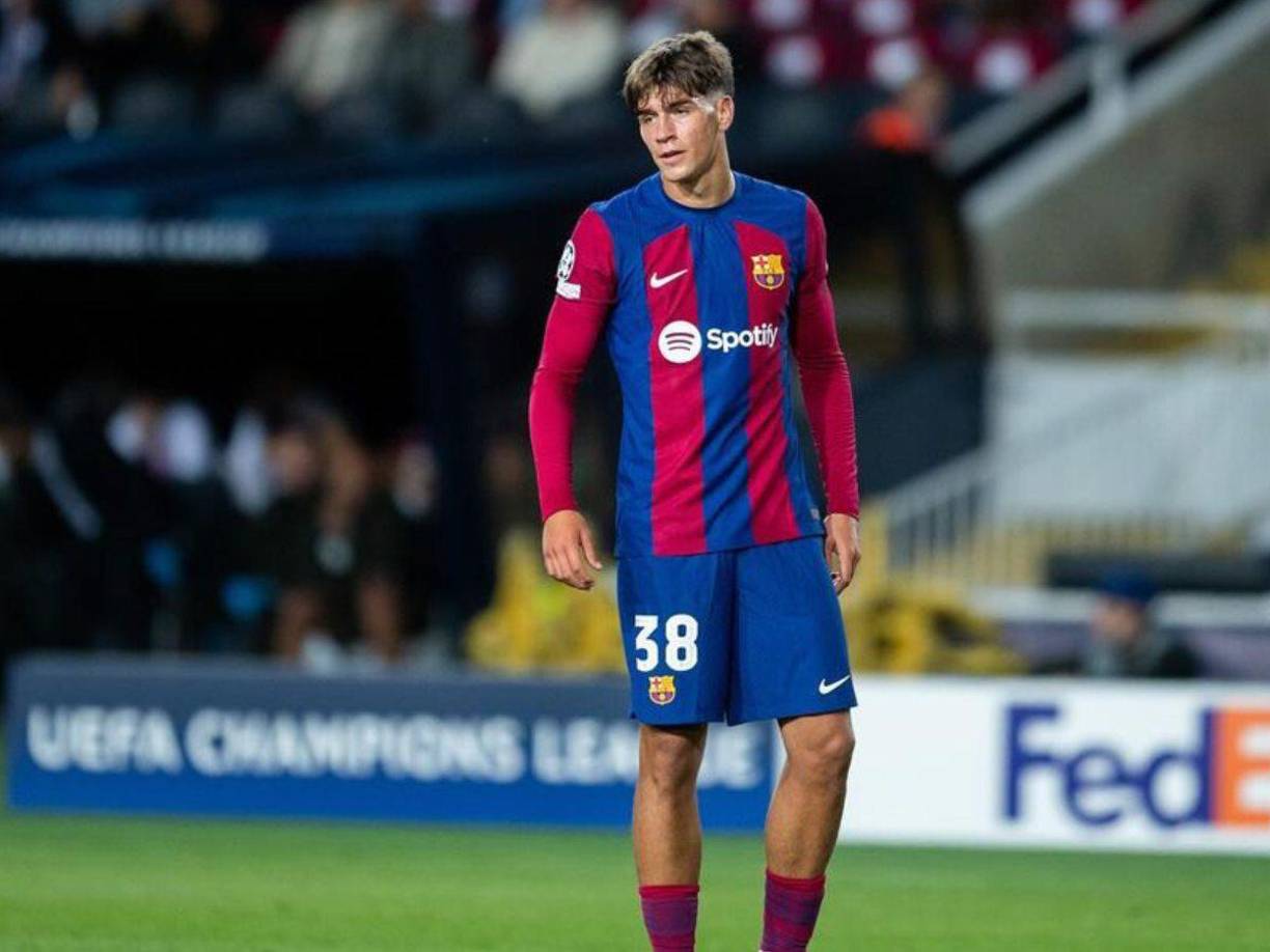 Sorpresa. El joven delantero Marc Guiu ha tomado la decisión de irse del FC Barcelona y su equipo será el Chelsea de la Premier League de Inglaterra. Mundo Deportivo informa que el atacante decidió marcharse por la falta de minutos y además el club inglés le presentó una mejor oferta.