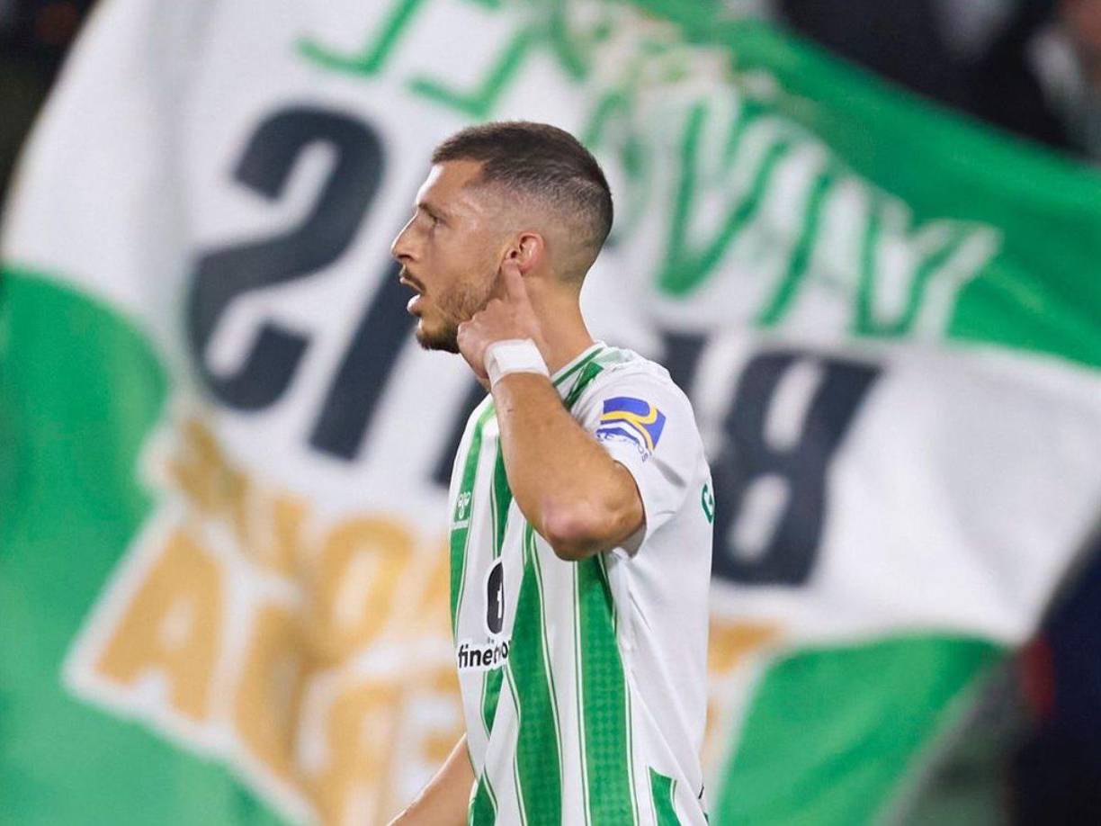 Mourinho ‘llama’ a Guido Rodríguez. El volante argentino se encuentra libre tras no renovar con el Betis y tiene la posibilidad de llegar al Fenerbahce. El técnico portugués lo habría contactado para ofrecerle un puesto titular en su equipo.