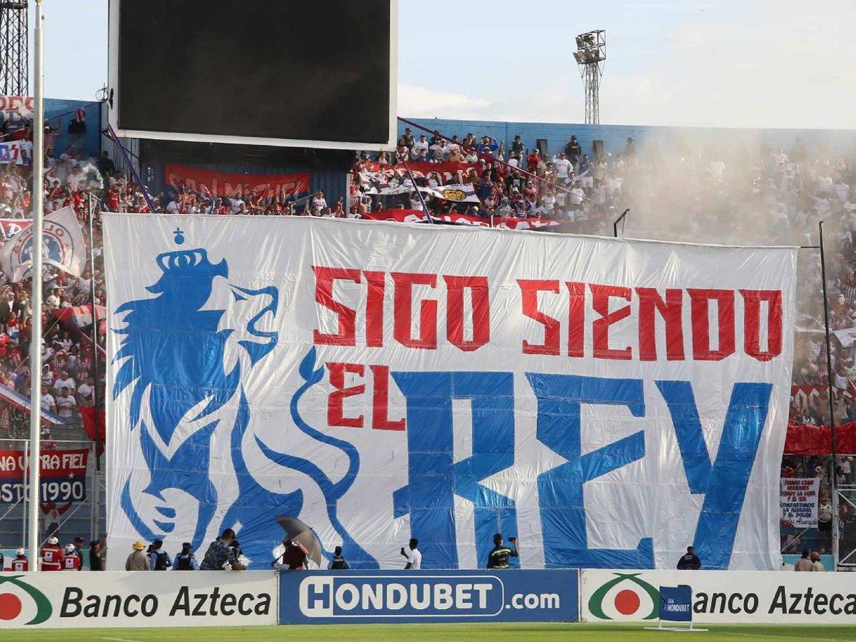  “Sigo siendo el Rey”, la espectacular manta presentada por la barra del Olimpia.