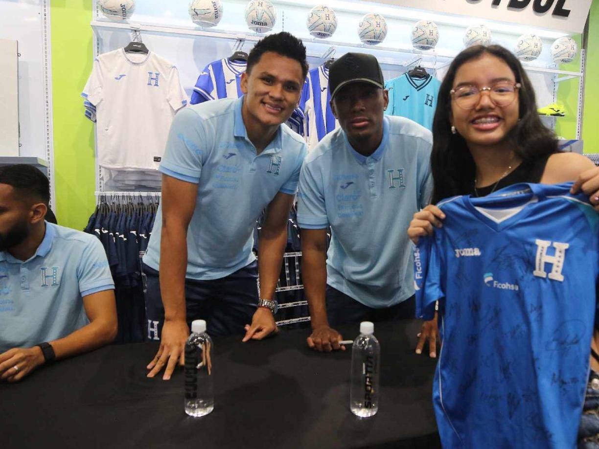 Una joven compartió con Deybi Flores y el defensor Denil Maldonado.