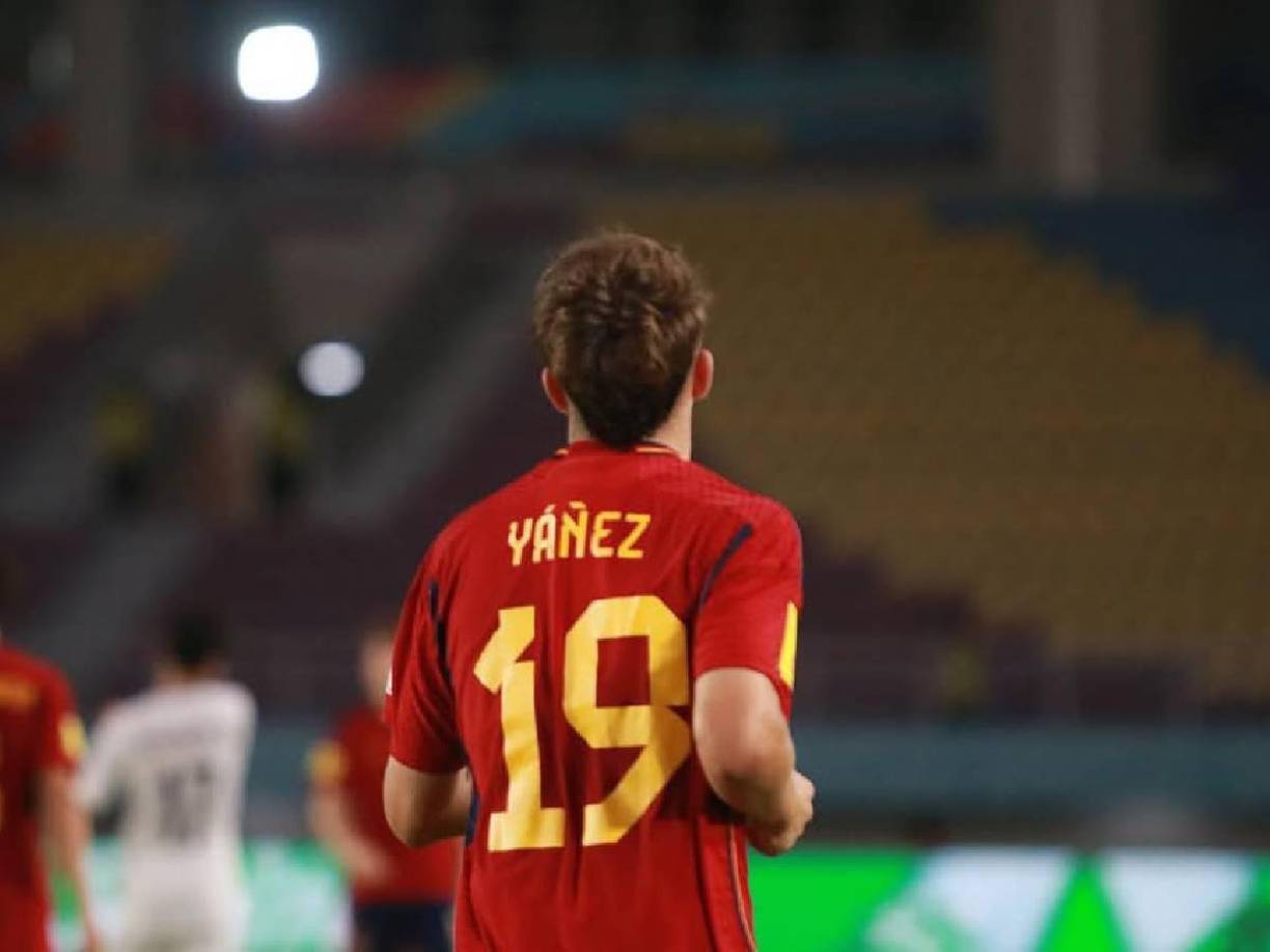 Es el máximo goleador del Juvenil A en la UEFA Youth League y ha formado parte de la Selección Española sub-17.