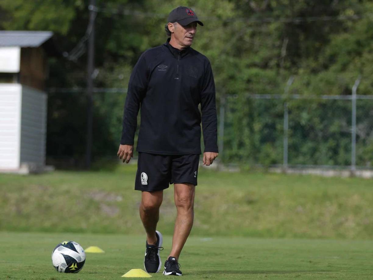 La decisión de irse es por estar cerca de la familia. “Creemos que viene bien un tiempo con la familia, pero nunca cerramos la puerta de volver y quizá hasta el venga bien al club. Lo bueno es que te podes ir por la puerta del frente después de todo lo que conseguimos porque en el fútbol no siempre se gana”.
