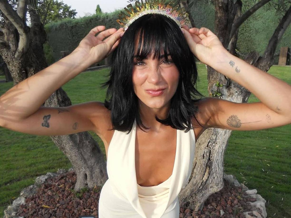 Las pruebas que apuntarían a una posible relación entre el centrocampista y la artista catalana son varias. Se dice que, por ejemplo, una posible indirecta de Aitana fue escribir “cuando por fin te salen las cosas con tu crush”, acompañada por una de sus canciones de fondo como hilo musical.