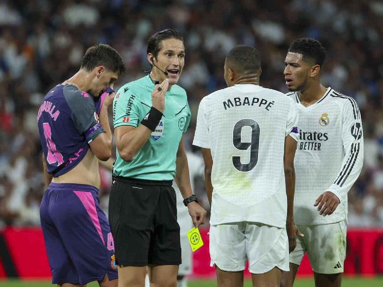 En el primer tiempo, una acción causó revuelo en el partido, ya que Mbappé recibió su primera tarjeta amarilla. 