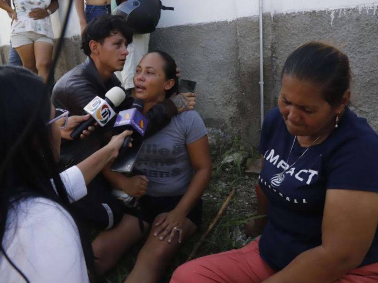 La madre de Michael Enrique Meza Lara de 20 años reelató cómo sujetos emcapuchados llegaron hasta su vivienda a secuestrar a su hijo luego asesinarlo junto con otros cuatro personas más en la colonia los leones de Baracoa, Cortés.