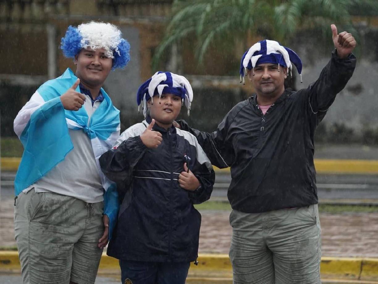 Un colorido ambiente en las afueras del Estadio Morazán de San Pedro Sula.