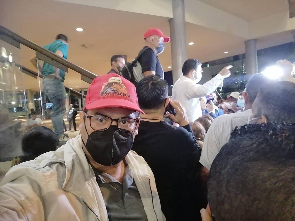 Por otro lado, aseguró que una parte de su salario lo utiliza para apoyar a personas que le solicitan asistencia para compra de medicinas, entre otras cosas. 