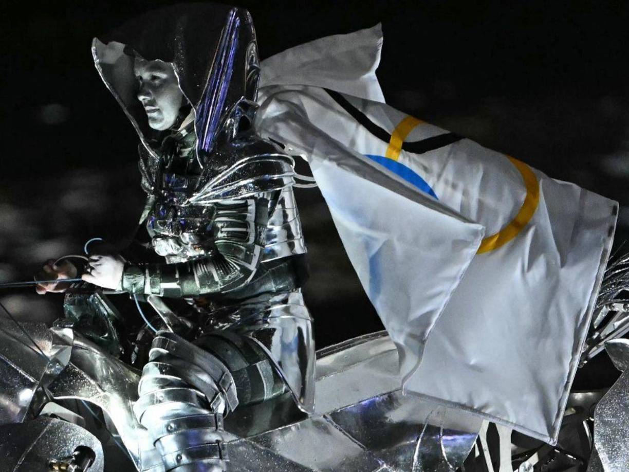 Ese <b>caballo</b> mecánico flotante, de 1,80 metros de altura, enteramente metálico, fue diseñado por el taller Blam, con sede en Nantes (oeste) y “su construcción requirió un año de trabajo”, comentaron a la AFP sus constructores.