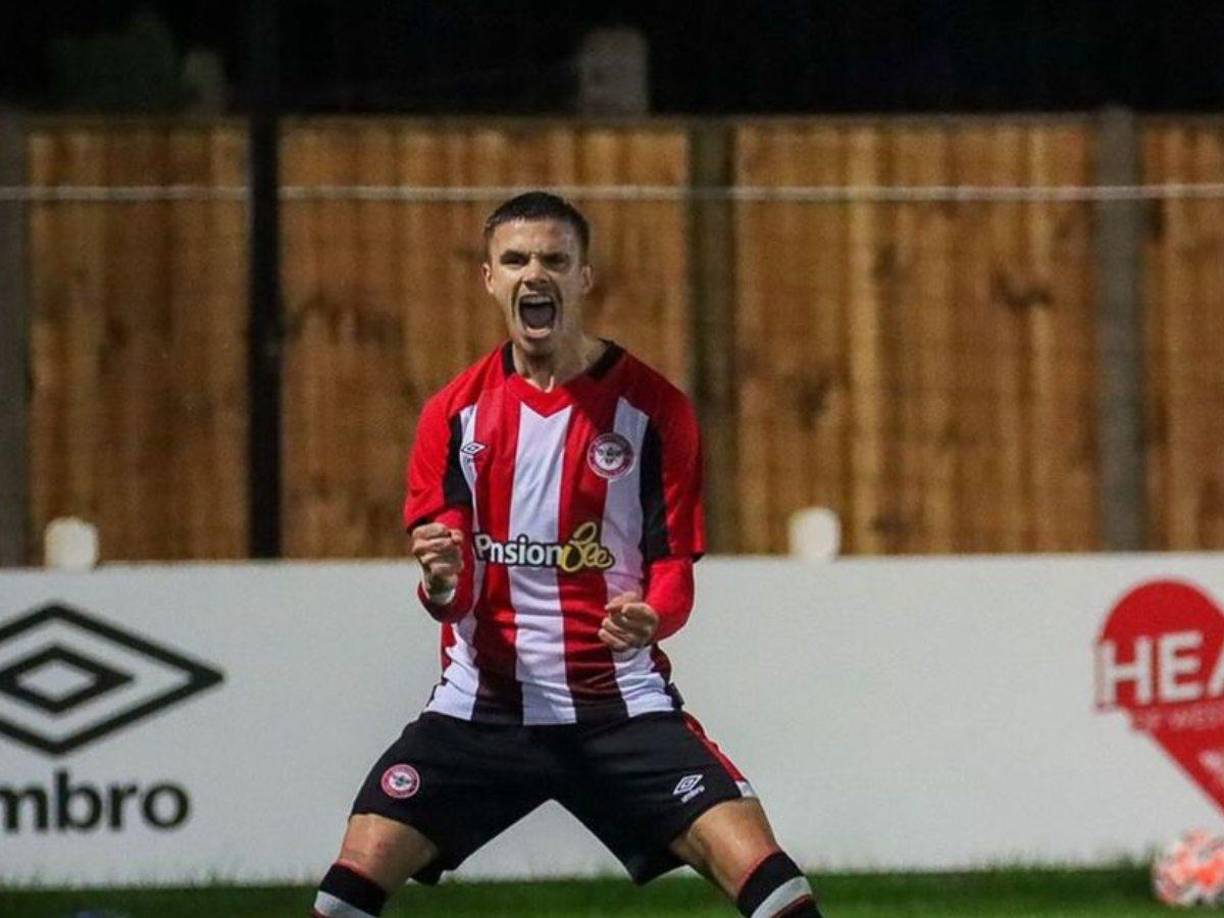 Este cambio de rumbo lo acerca a su madre Victoria, una figura reconocida en el mundo de la moda.