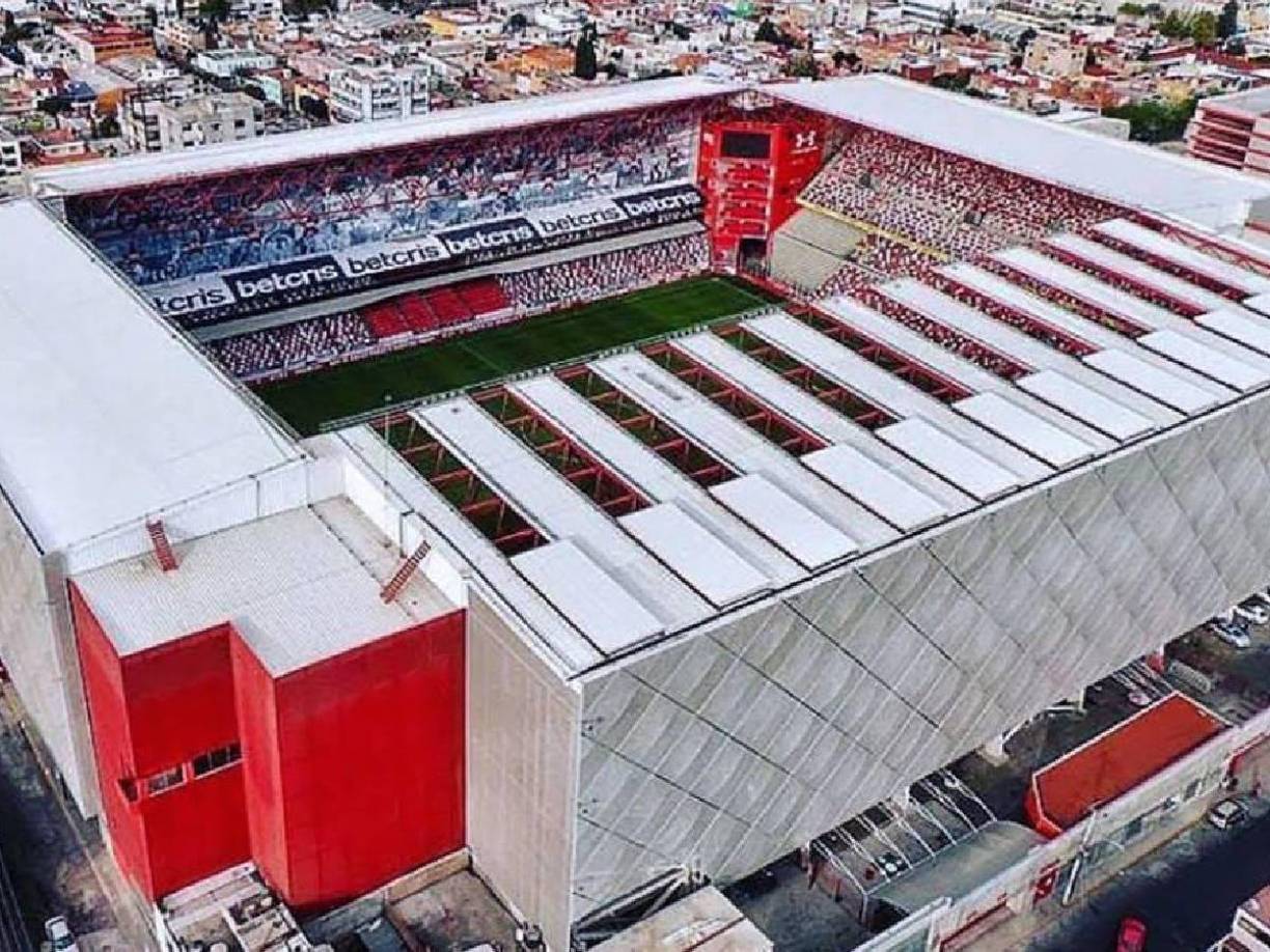 ¿Por qué le afectó la altura a los jugadores? La densidad del aire que respiramos, llamada presión atmosférica o presión barométrica, varía según la altura en la que nos encontremos. 