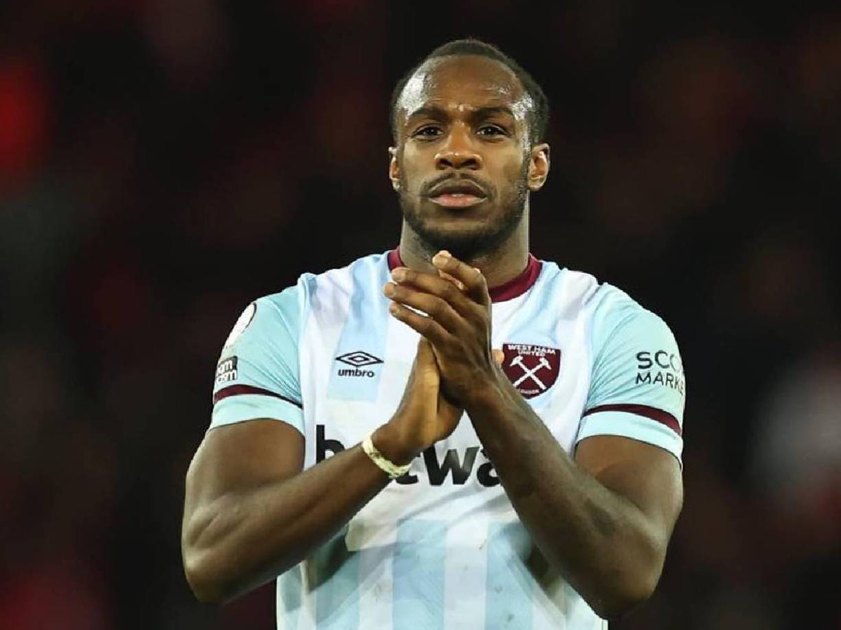 El futbolista de 34 años, que por el impacto acabó despedido al asiento del copiloto, se quedó atrapado en su Ferrari durante más de una hora.