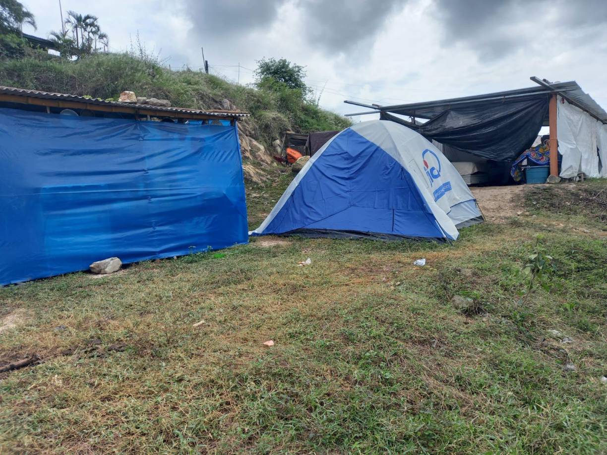 Los pobladores están instalados desde hace más de 15 días en unas carpas ubicadas en un cerro de esta comunidad, ya que es la parte más alta.