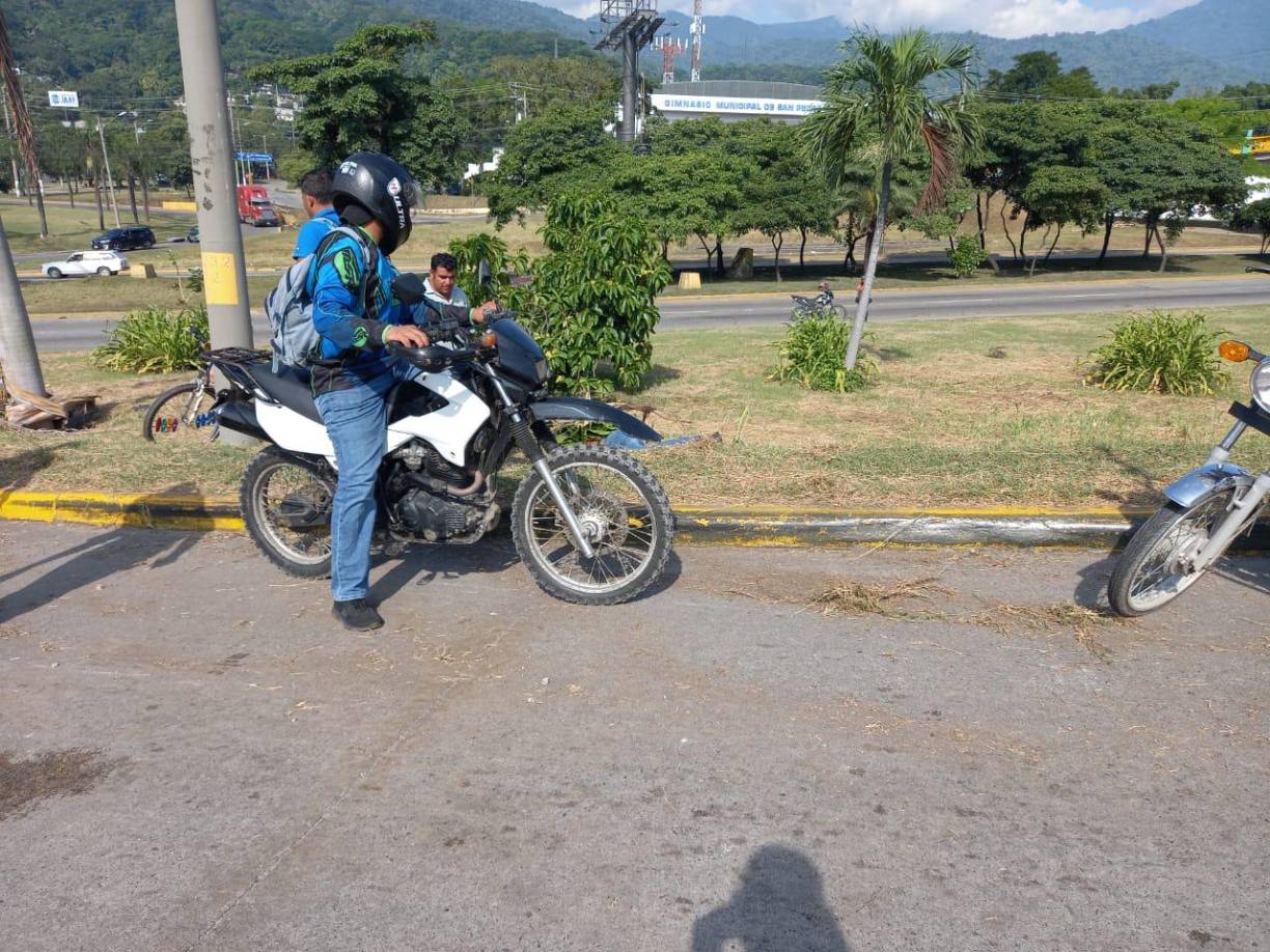 De inmediato se alertó al 911 para que llegaran a auxiliar al joven. Ya la hipótesis cambiaba, creían que alguien había chocado contra la moto que andaba el joven. Acá puede ver el video: 