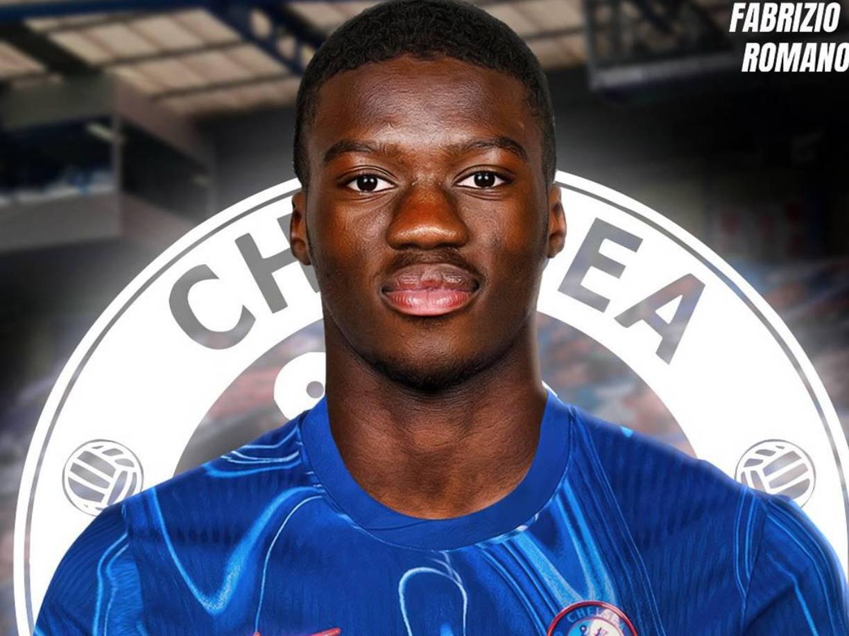 Chelsea va a pagar 15 millones más variables por Mamadou Sarr, central del Estrasburgo. Se va a quedar cedido en el equipo galo hasta final de temporada y se incorporará al club inglés para el Mundial de Clubes, en junio. 