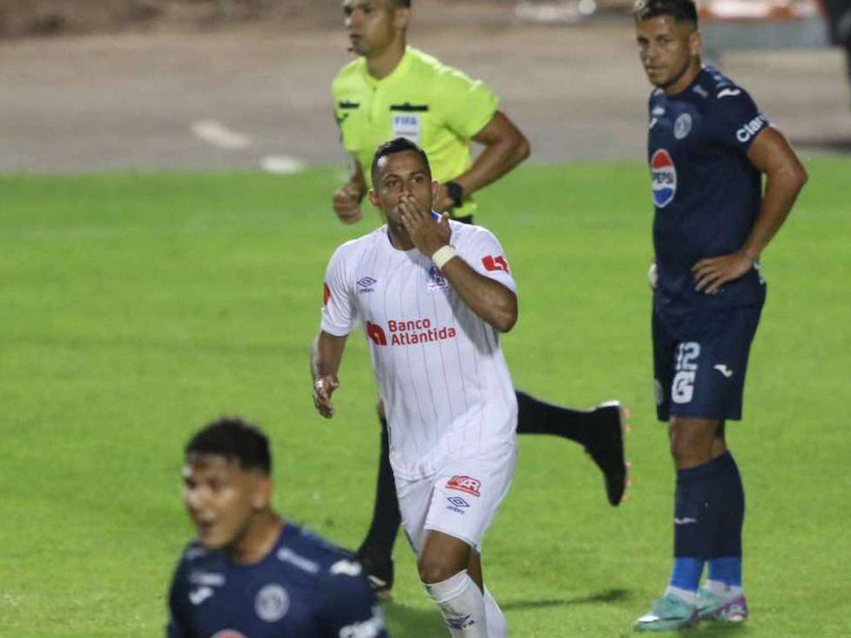 El beso de Edwin Rodríguez tras anotar en el clásico Olimpia vs Motagua.