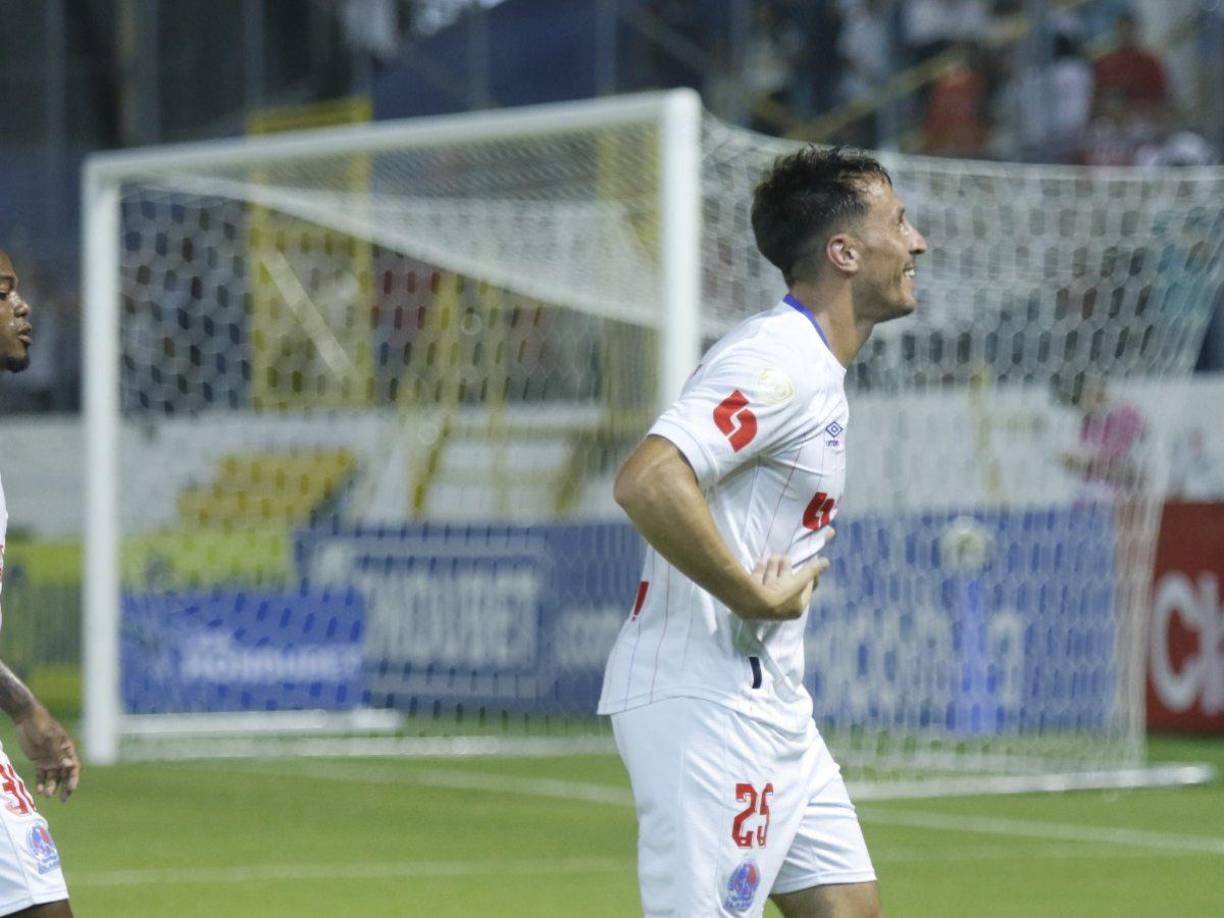 Colombini se quitó la mufa ya que no había podido anotar en el fútbol hondureño y no pudo contener la emoción.