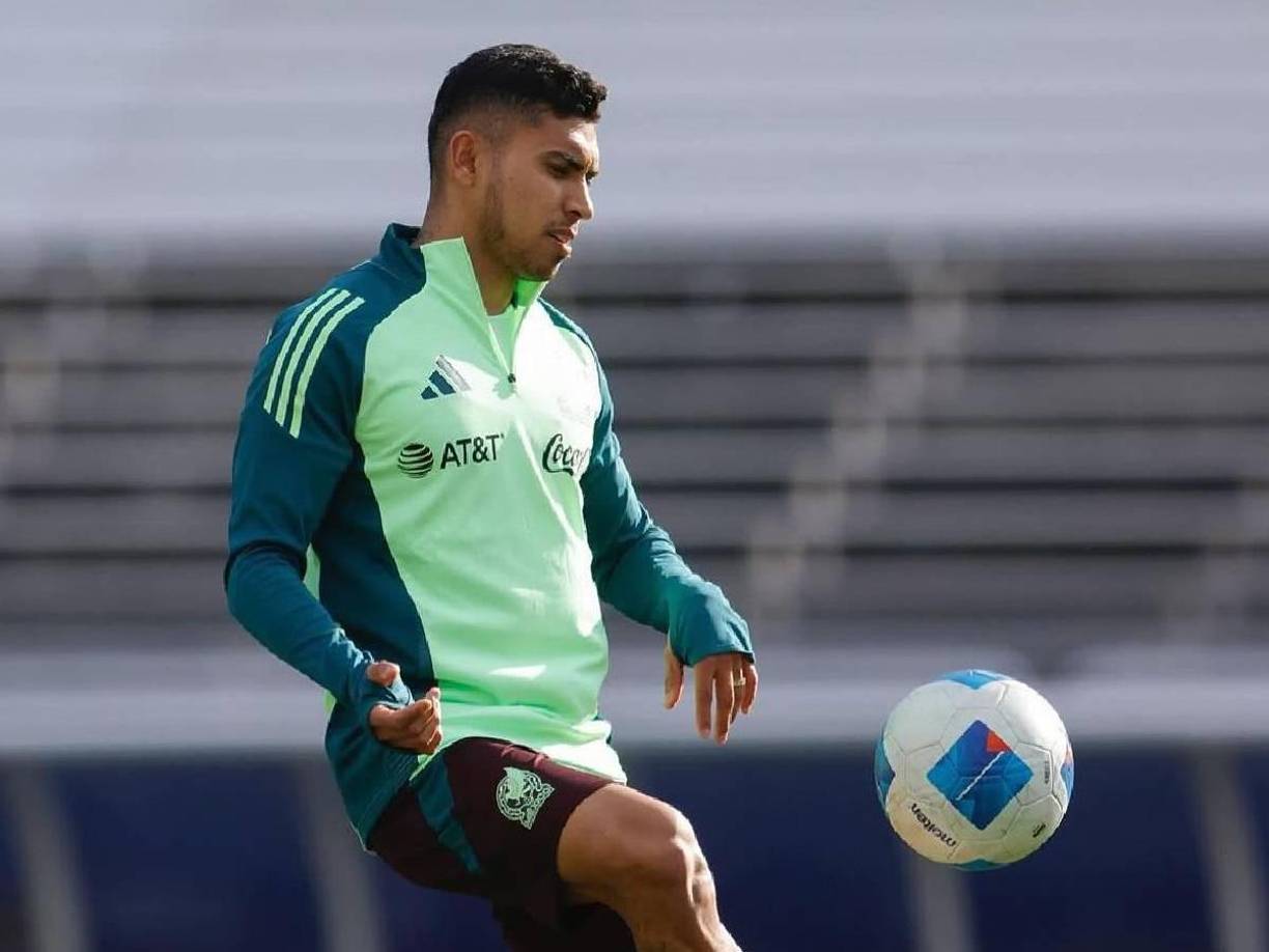 Volantes: Orbelín Pineda del A. E. K. Atenas F. C. de la Superliga de Grecia es otro intocable en la selección mexicana. 