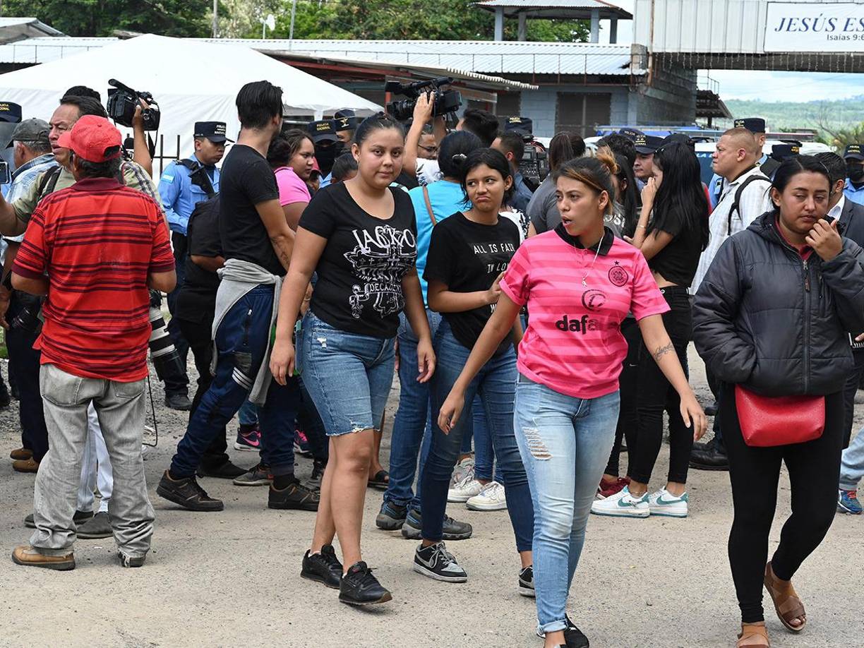 Y mientras las horas pasan, la angusticia crece entre los familiares de las reclusas.