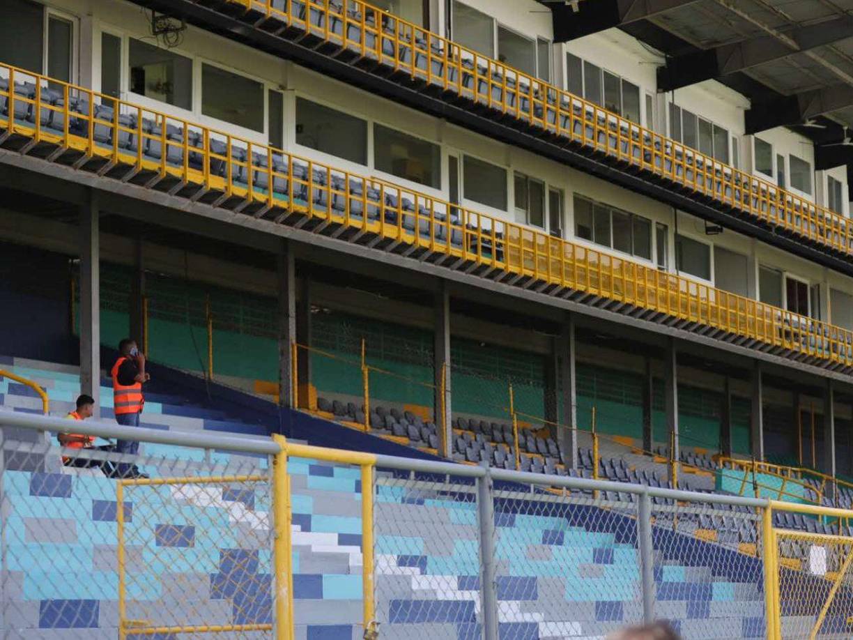 Los colores amarillo, negro y azul predominan en el sector de silla y palco del estadio Morazán.