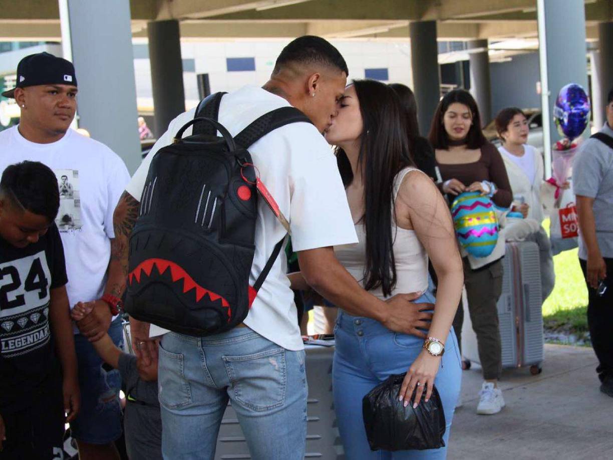 El beso entre Kervin Arriaga y Daniella Zavalaa.