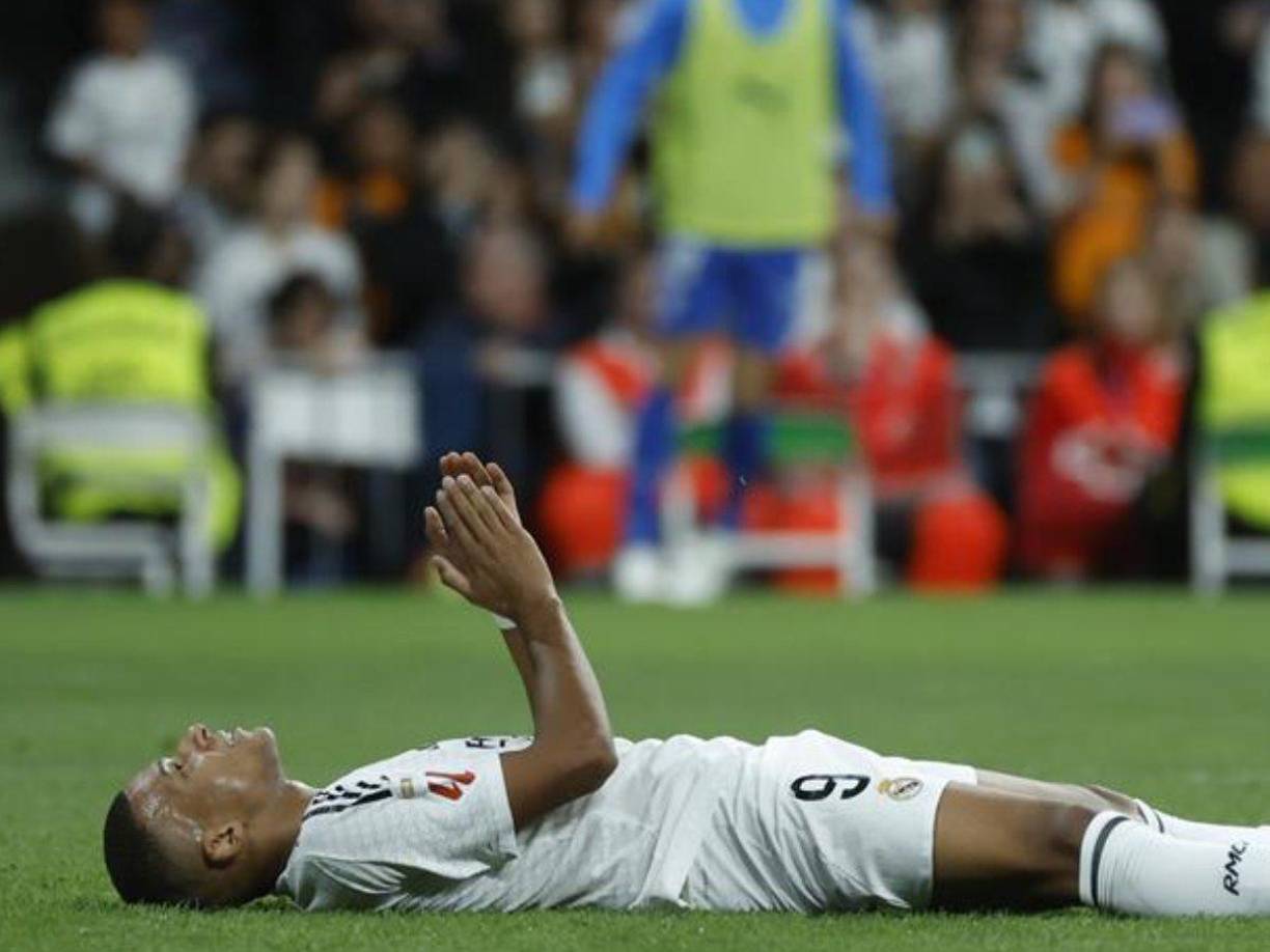 Mbappe dio el susto en pleno juego ya que pidió el cambio por lesión.
