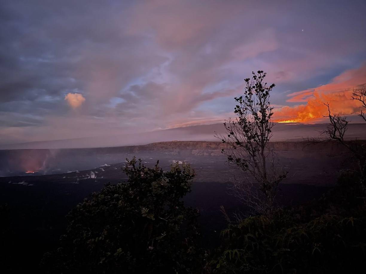 El volcán activo más grande del mundo entró en erupción por primera vez en 40 años el lunes, escupiendo lava y cenizas en un espectacular despliegue de furia en Hawái.