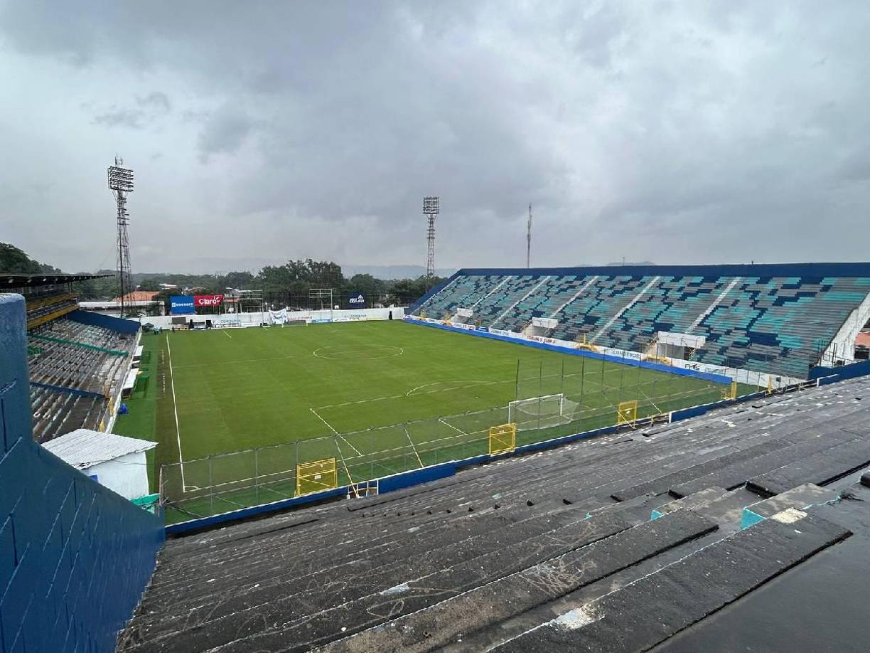El terreno del estadio Morazán luce en perfectas condiciones a pesar de la gran cantidad de lluvia que ha caído en la zona norte del país.