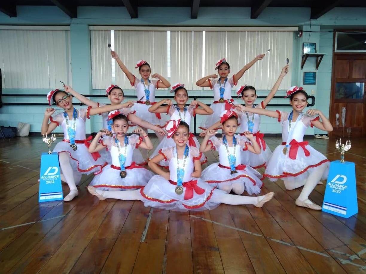 Jimena es la segunda hija del matrimonio de Yadira Menjívar y Óscar Bardales; no obstante, tiene hermanos de la primera pareja se su padre de quienes habló con mucho cariño pues la pequeña los considera no como hermanos, sino como padres.