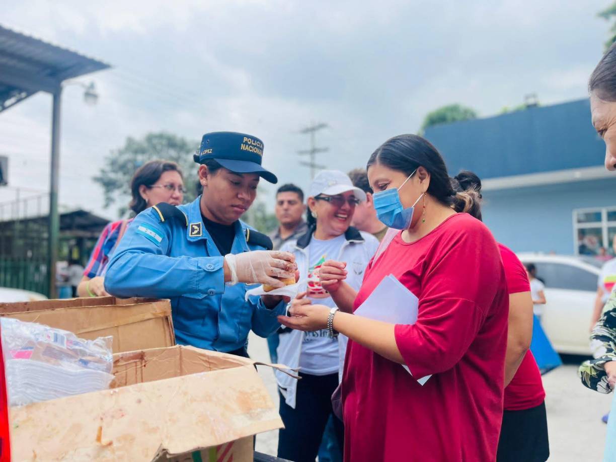 ”Muchos no creen yo si creo en las palabras de estas niñas mi hija desde que estaba bien pequeñita siempre decía quiero ser policía como mi papá y ahora con sus 22 años pertenece a la familia policial”, “¡Una profesión muy linda y honorable!”, son los comentarios dejados a la Policía.