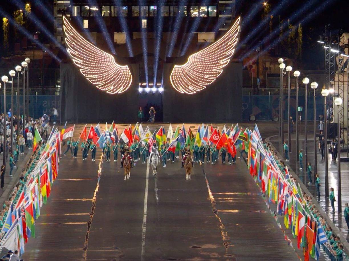 Se trata de “difundir el espíritu olímpico”, impregnado de amistad y solidaridad, e “invitar al mundo a subirse a su estela”, según los diseñadores del desfile.