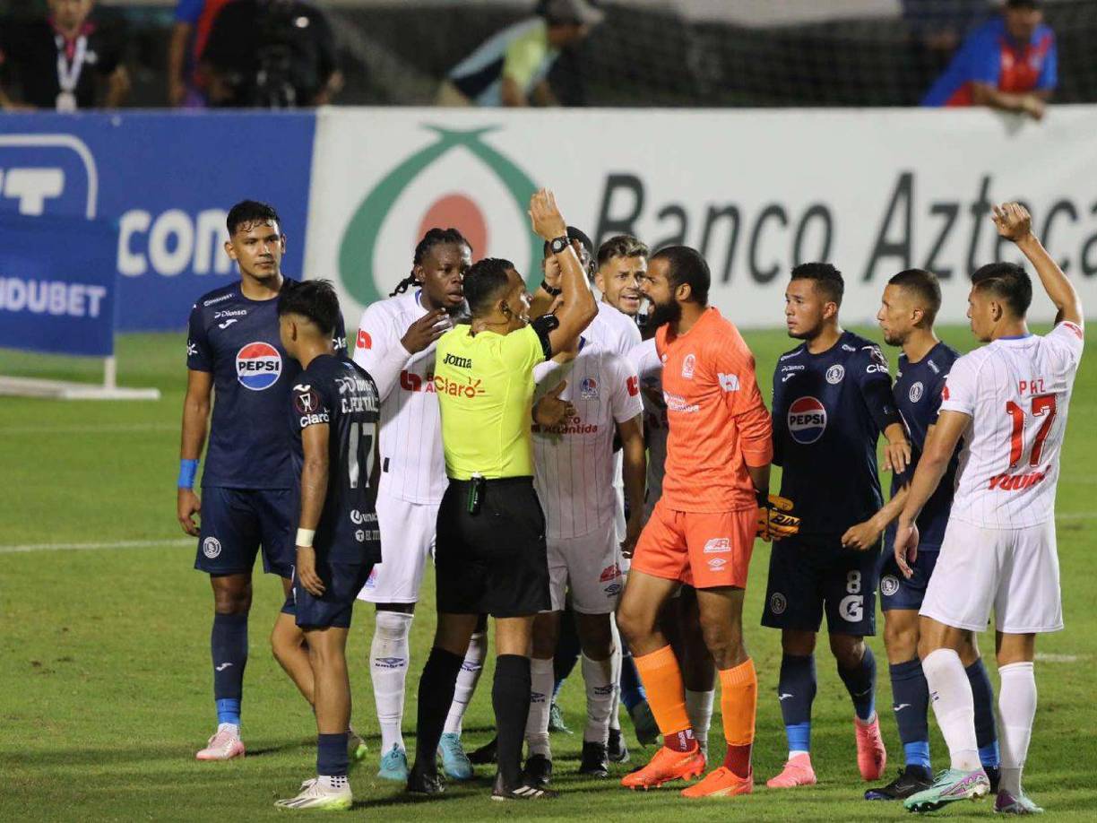 El árbitro Nelson Salgado cobró el penal a favor del Motagua y desató el reclamo en Olimpia.