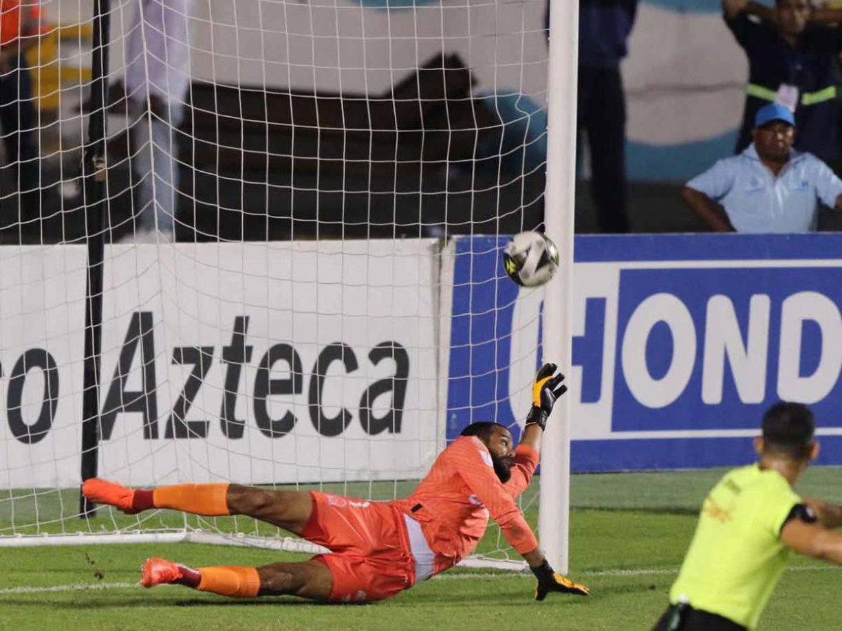 El portero Edrick Menjívar tapó el penal de Auzmendi cuando se jugaba el minuto 97.