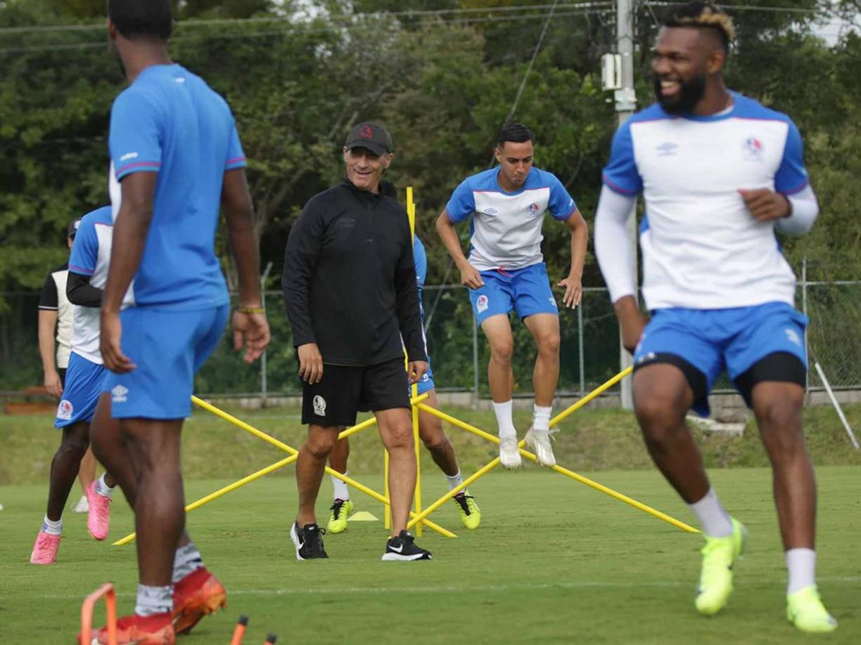 A pesar de anunciar su adiós, se mostró entre risas y pensativo en el entrenamiento del Olimpia antes de enfrentar las semifinales del Torneo Apertura 2024.